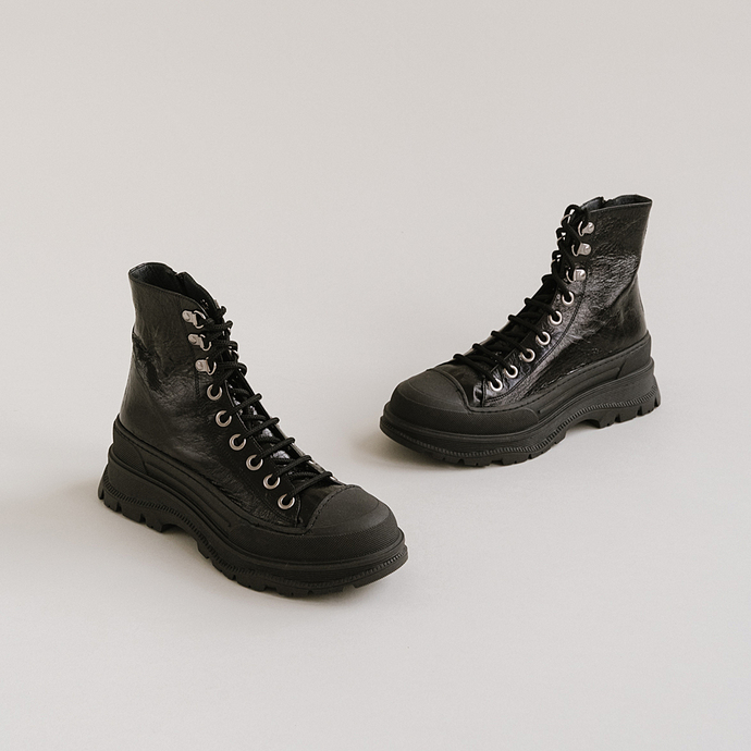 Boots à lacets et semelles crantées  en cuir vieilli noir