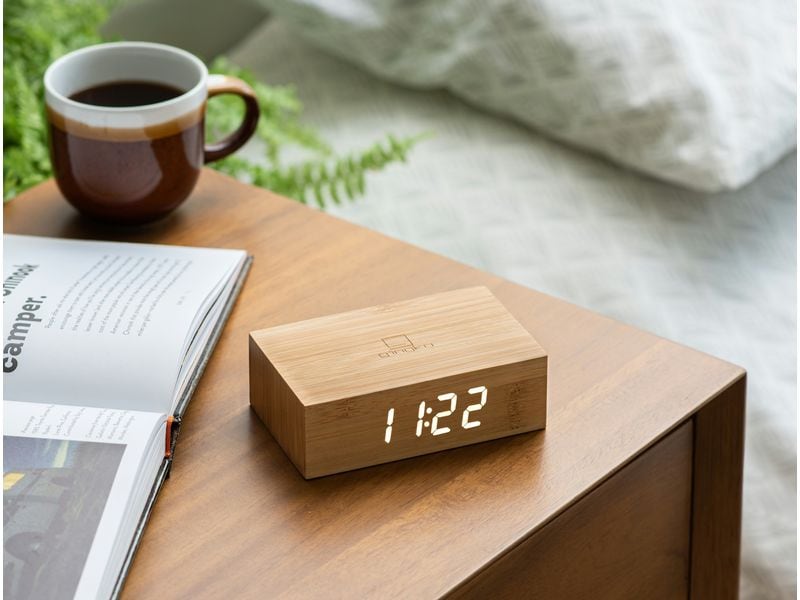 Gingko Digitalwecker Flip Click Clock Braun Designwecker mit LED Display