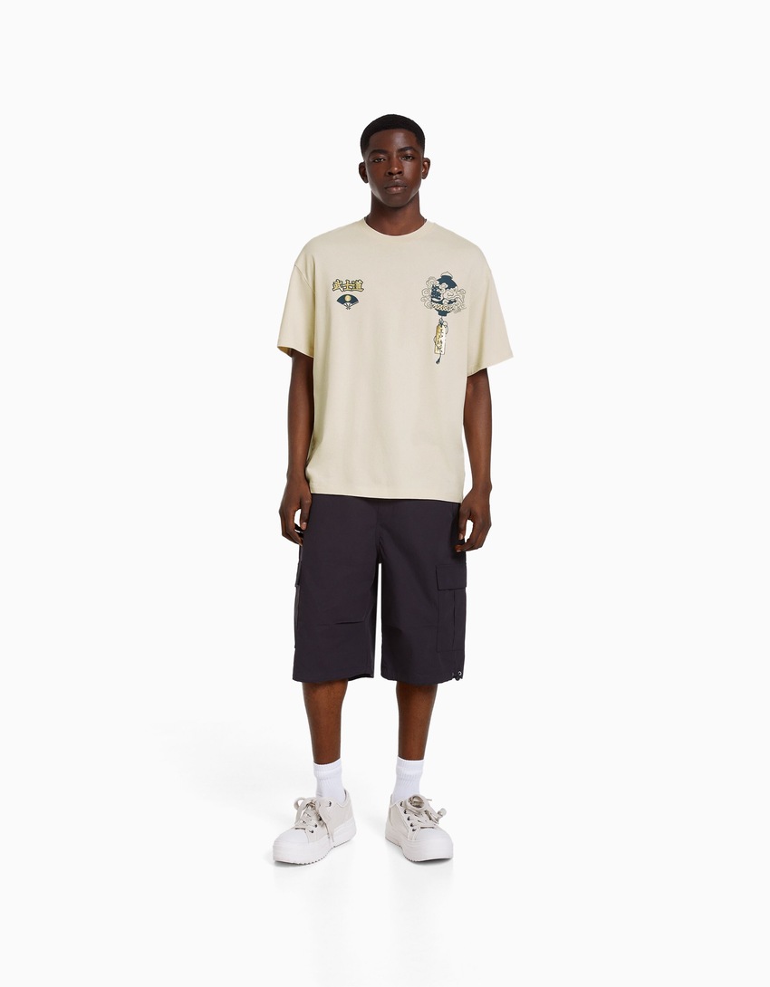 Camiseta de manga curta com estampa de strass e modelagem quadrada