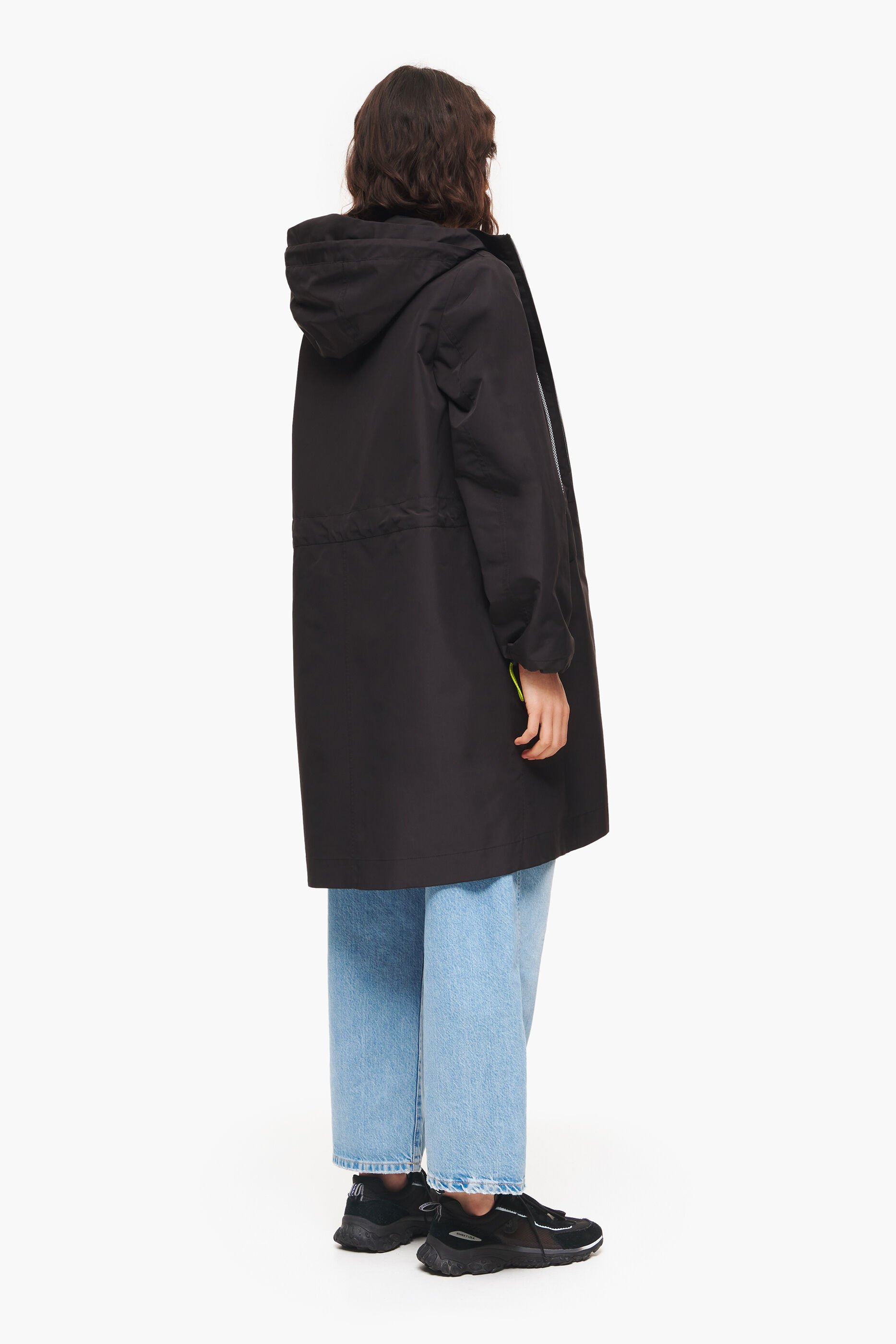 Trench coat preto com boca de sino