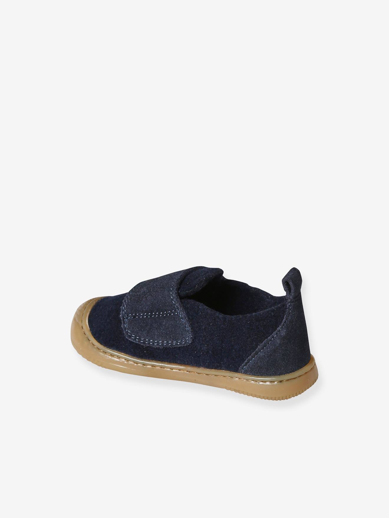 Pantufas de feltro azul-marinho para bebê com fecho de velcro.