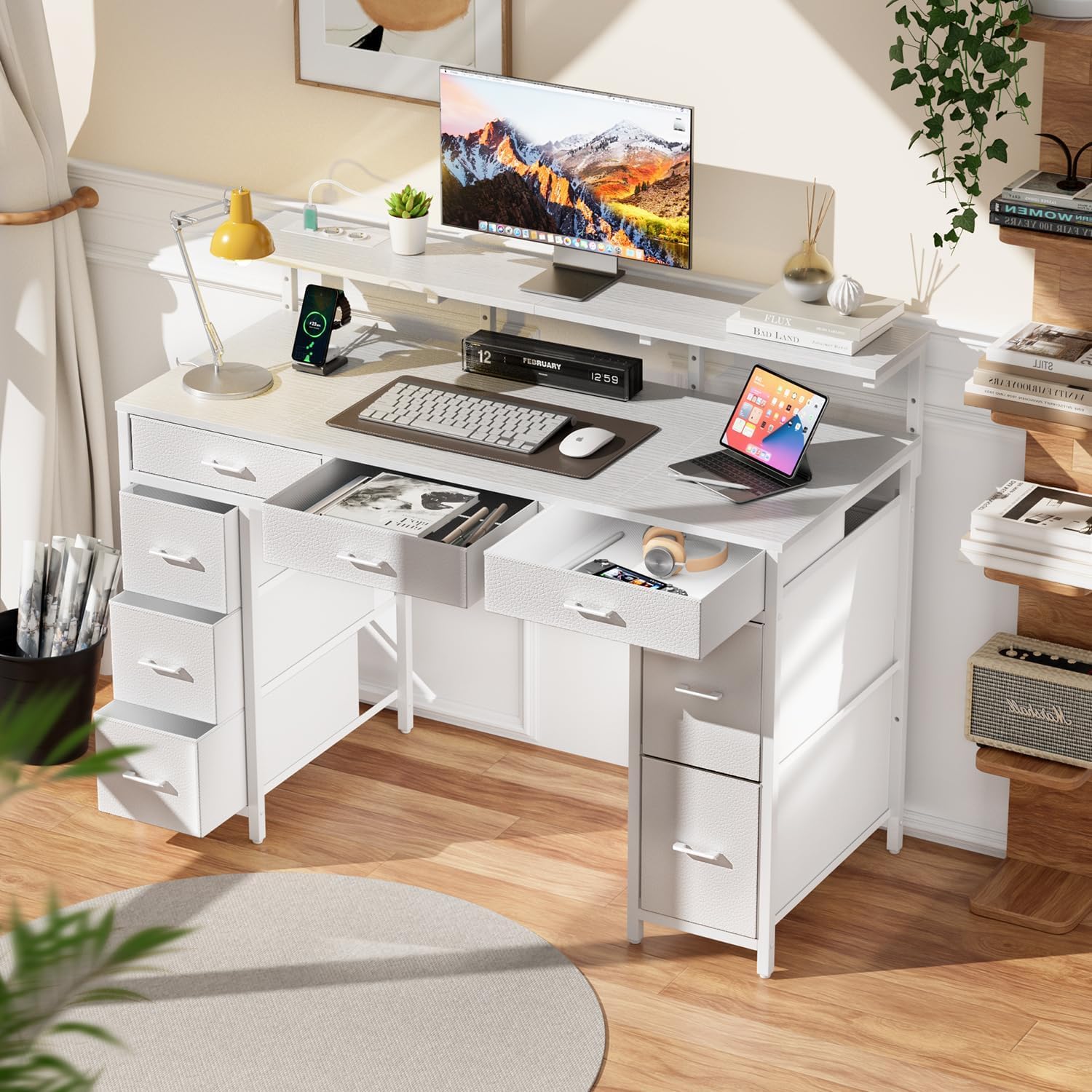 Schreibtisch mit 8 Schubladen, Computertisch mit 2 Steckdosen und 2 USB Ladeanschluss, Bürotisch mit LED und Monitorständer, PC Tisch für Büro, Wohnzimmer, 120 x 50 x 74 cm, Weiß