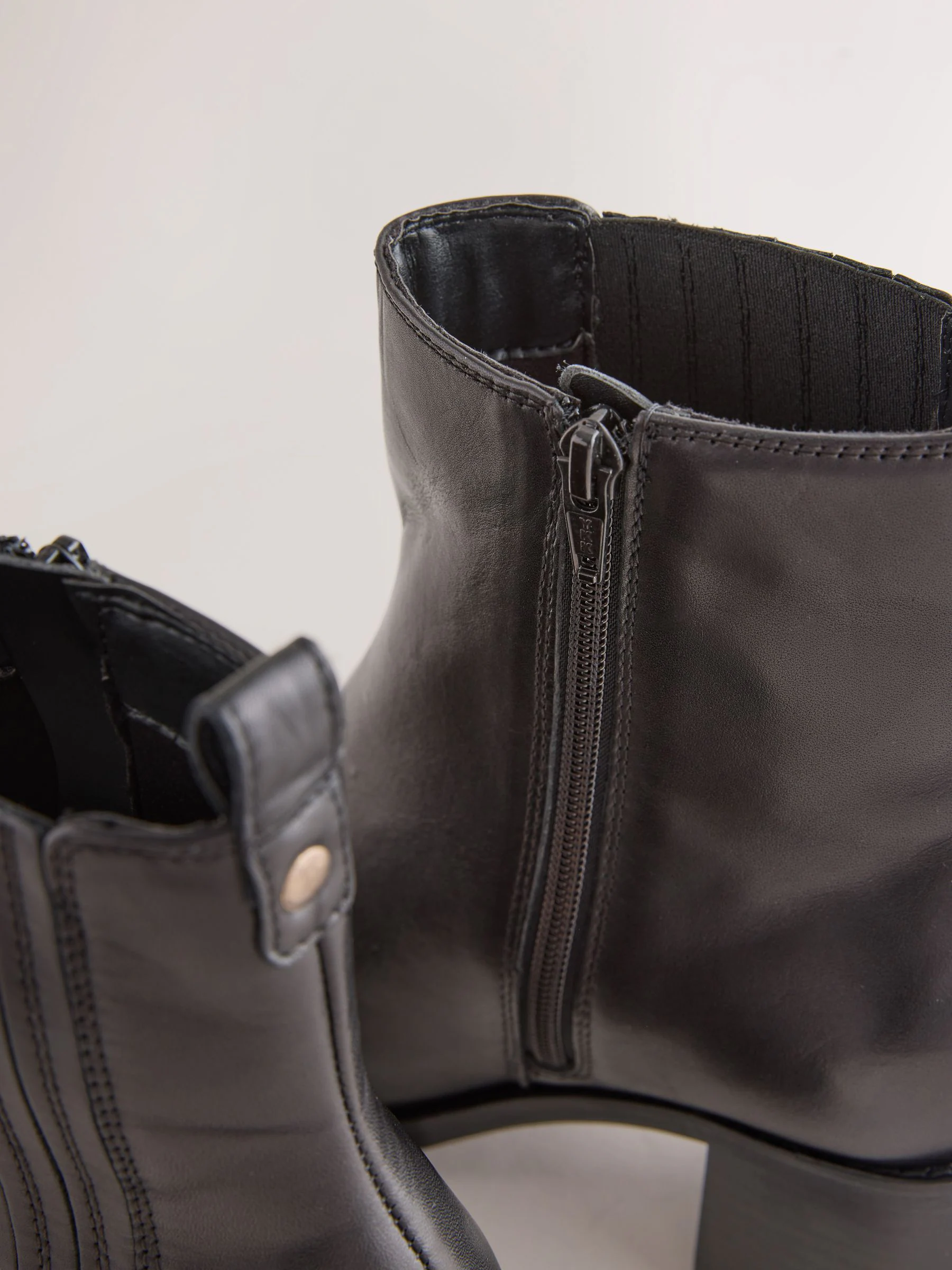 Zwart - Forever Comfort® leren Chelsea-laarzen met vierkante neus en blokhak