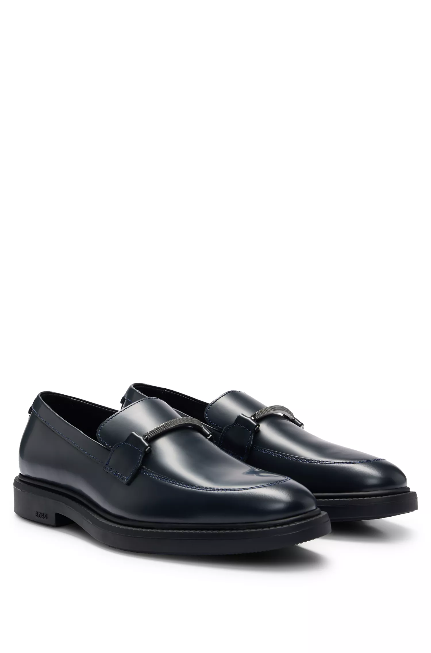 Mocassins BOSS com acabamento Black-Bit em couro escovado.