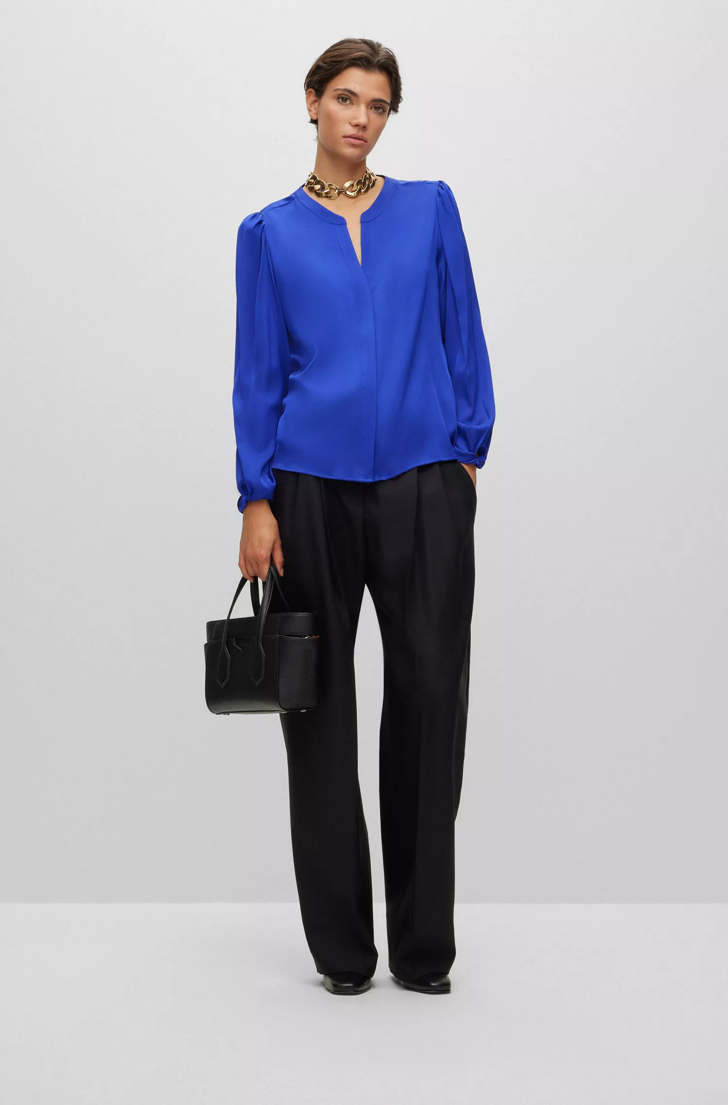 Blusa BOSS preta sem gola, modelagem solta, em seda elástica.
