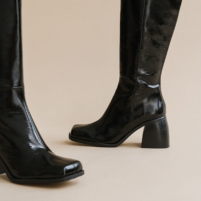 Bottes à talons hauts et bouts carrés  en cuir vernis plissé noir