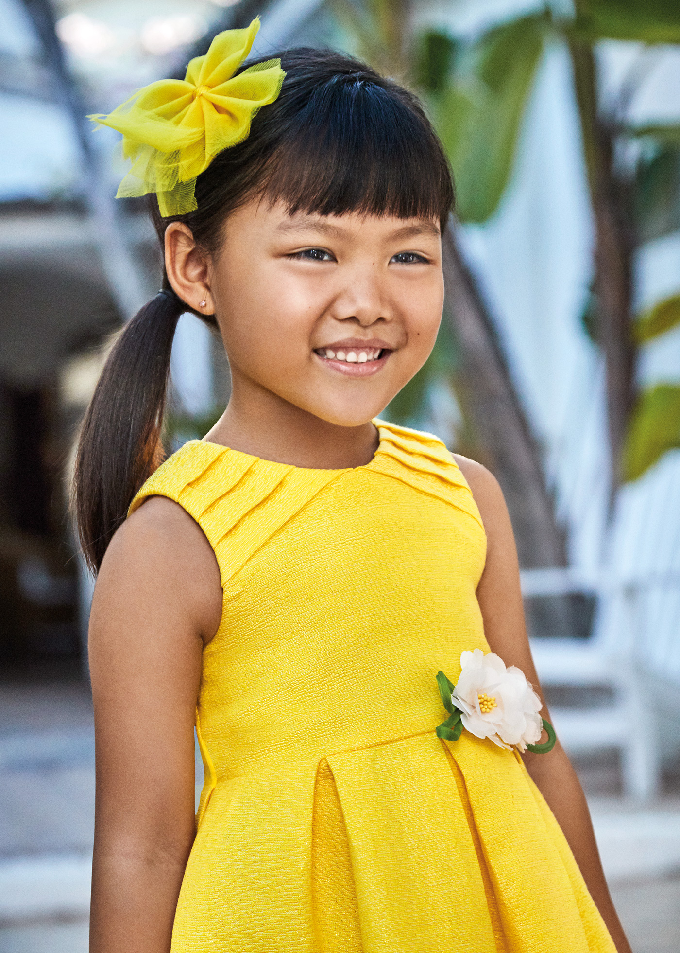 Vestido com aplique floral para menina