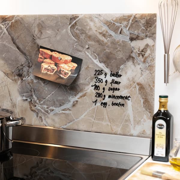 Magnetisk NAGA stænkplade 60x50 cm - glas med metal bagplade - beige marmor