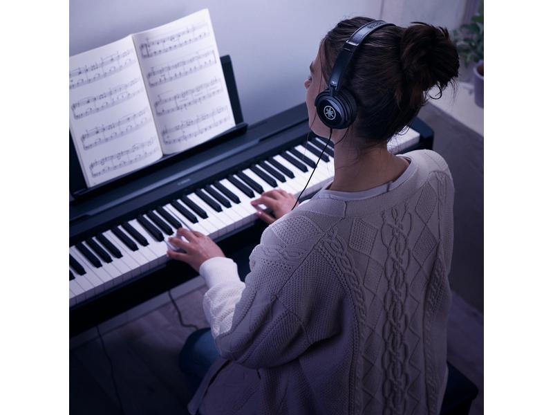 Yamaha E-Piano P-45B Schwarz Authentisches E-Piano mit natürlichem Spielgefühl