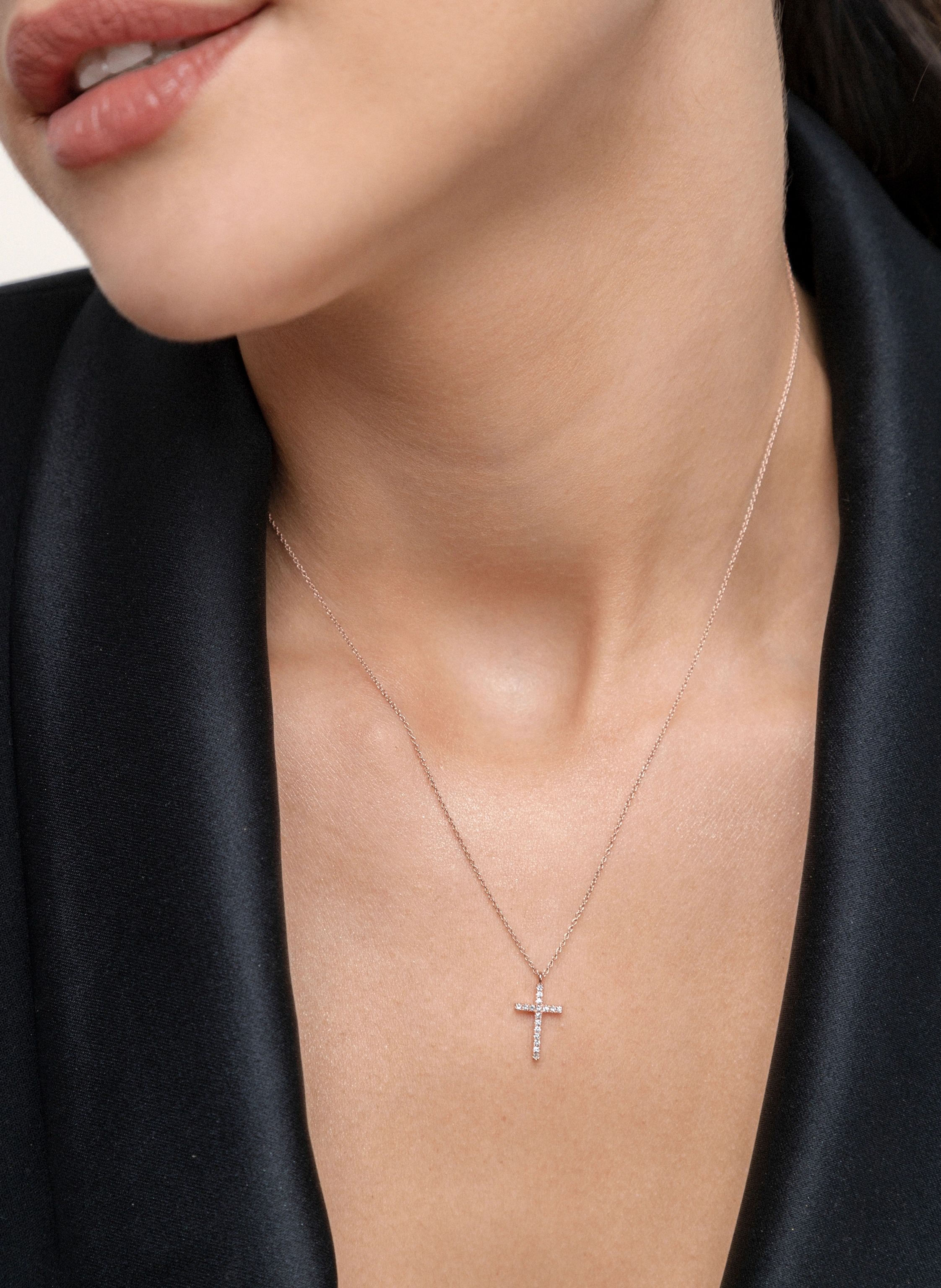 Leaf Halskette KREUZ aus 18 Karat Roségold mit Diamanten