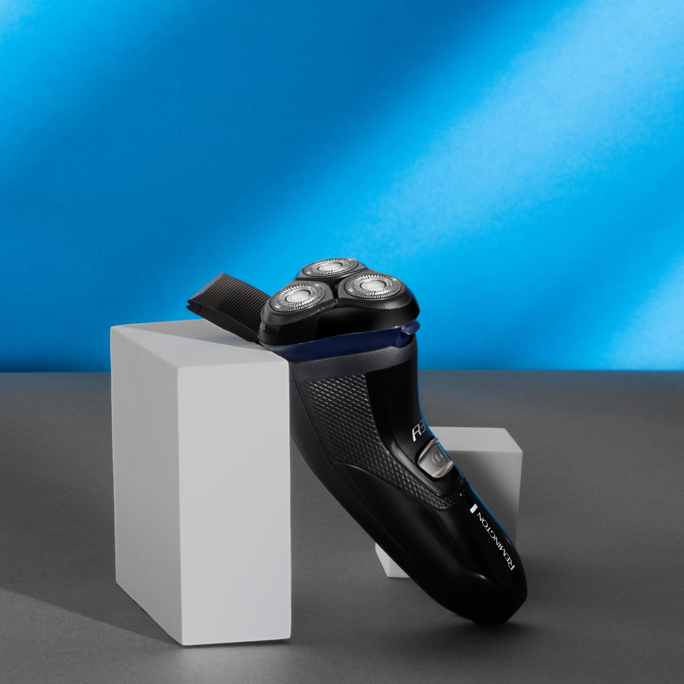 Remington Elektrorasierer »R3002 R3 Style Series« 1 Stk. Aufsätze integrierter Präzisionstrimmer 3-Tage-Bart-Aufsatz, netzbetrieben, Dual-Track-Schneidesystem