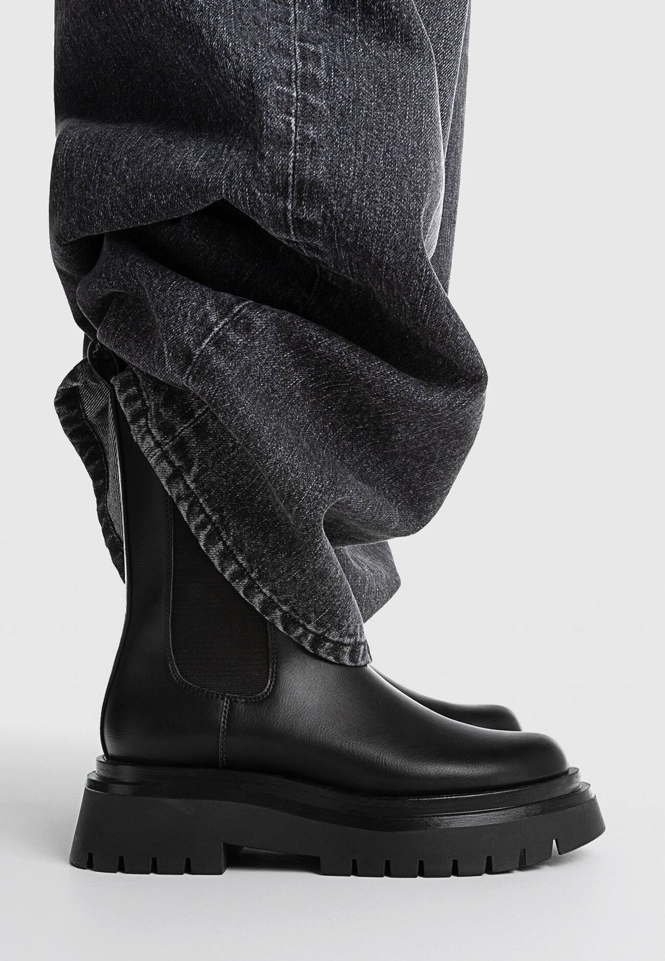 Botas Chelsea de cano curto sem salto