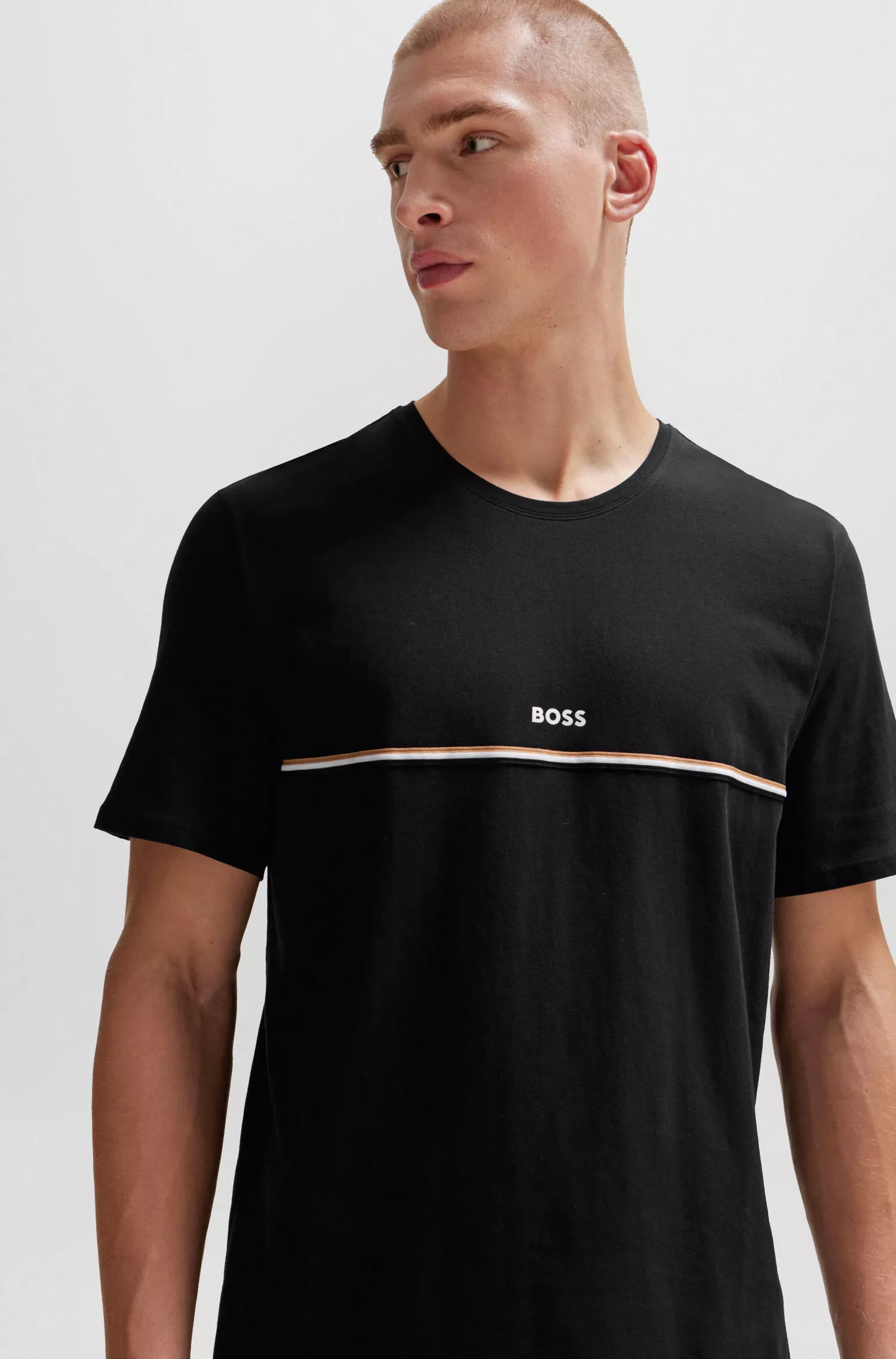 Camiseta de pijama BOSS preta em algodão stretch com listra e logotipo característicos.