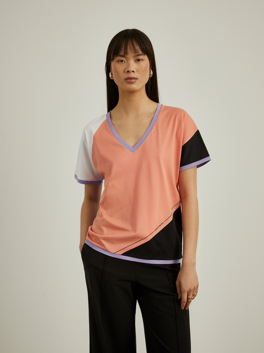 T-shirt color block decote em V