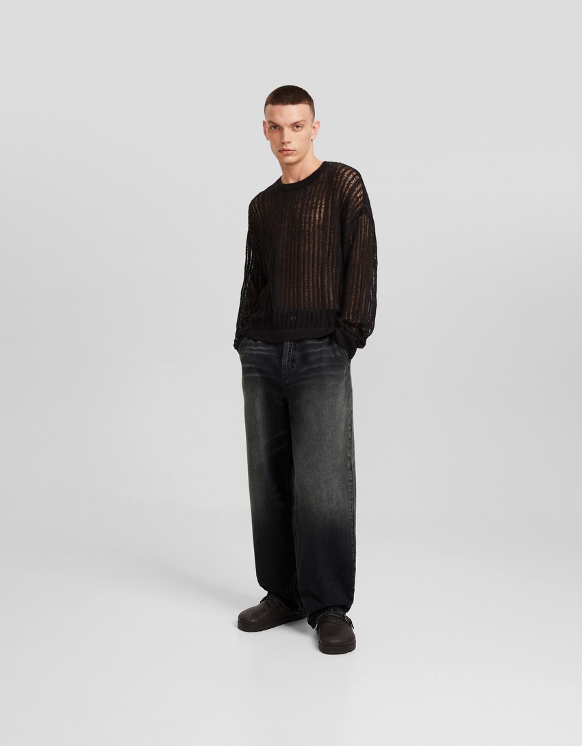 calça jeans estilo skater com efeito desbotado