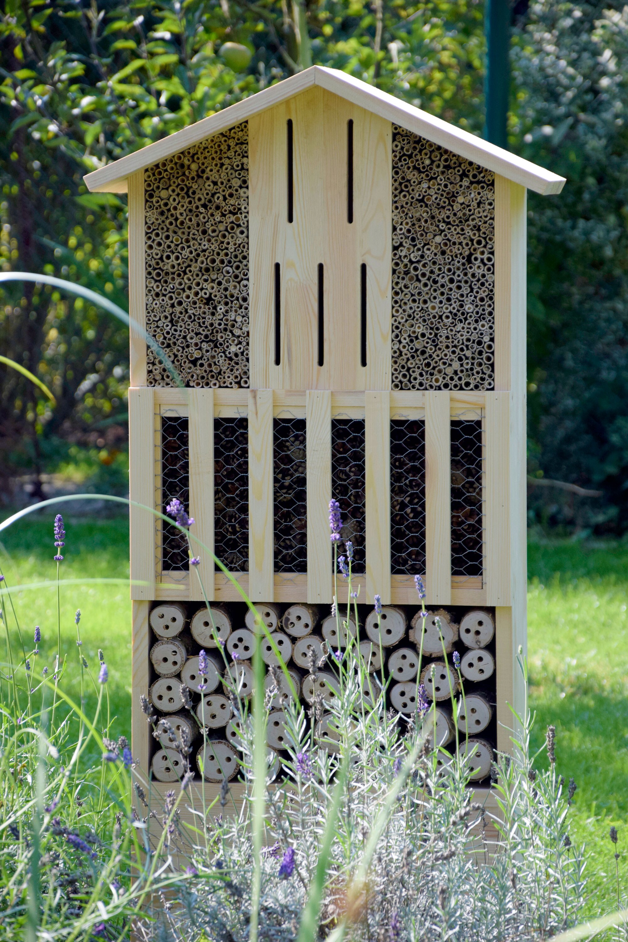 dobar XXL Insektenhotel-Wand mit Igelhaus