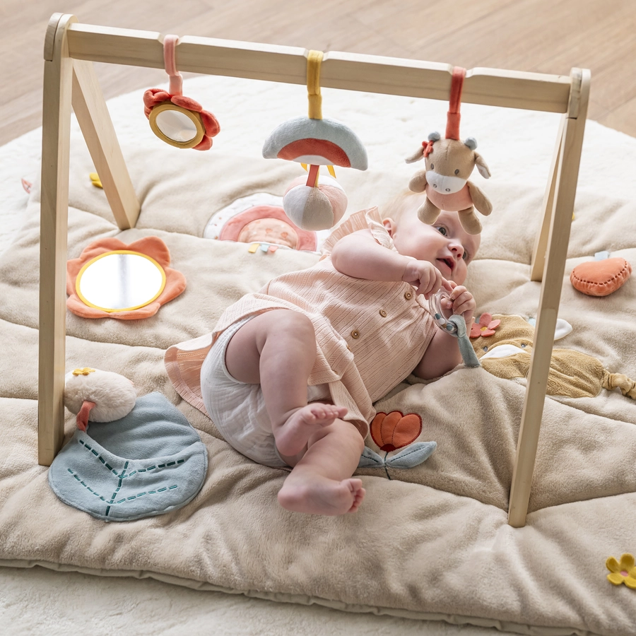Nattou Holzbogen mit hängendem Spielzeug