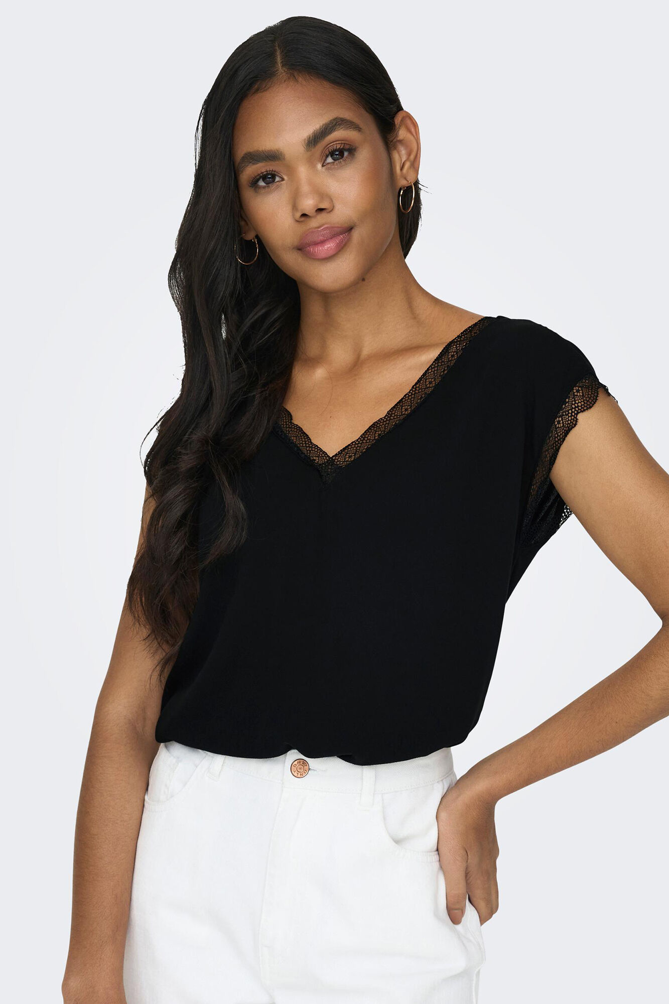 Blusa de manga curta com detalhes em renda.
