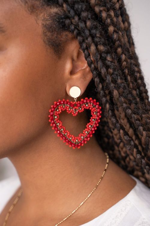 Statement oorhangers met rood kralen hart