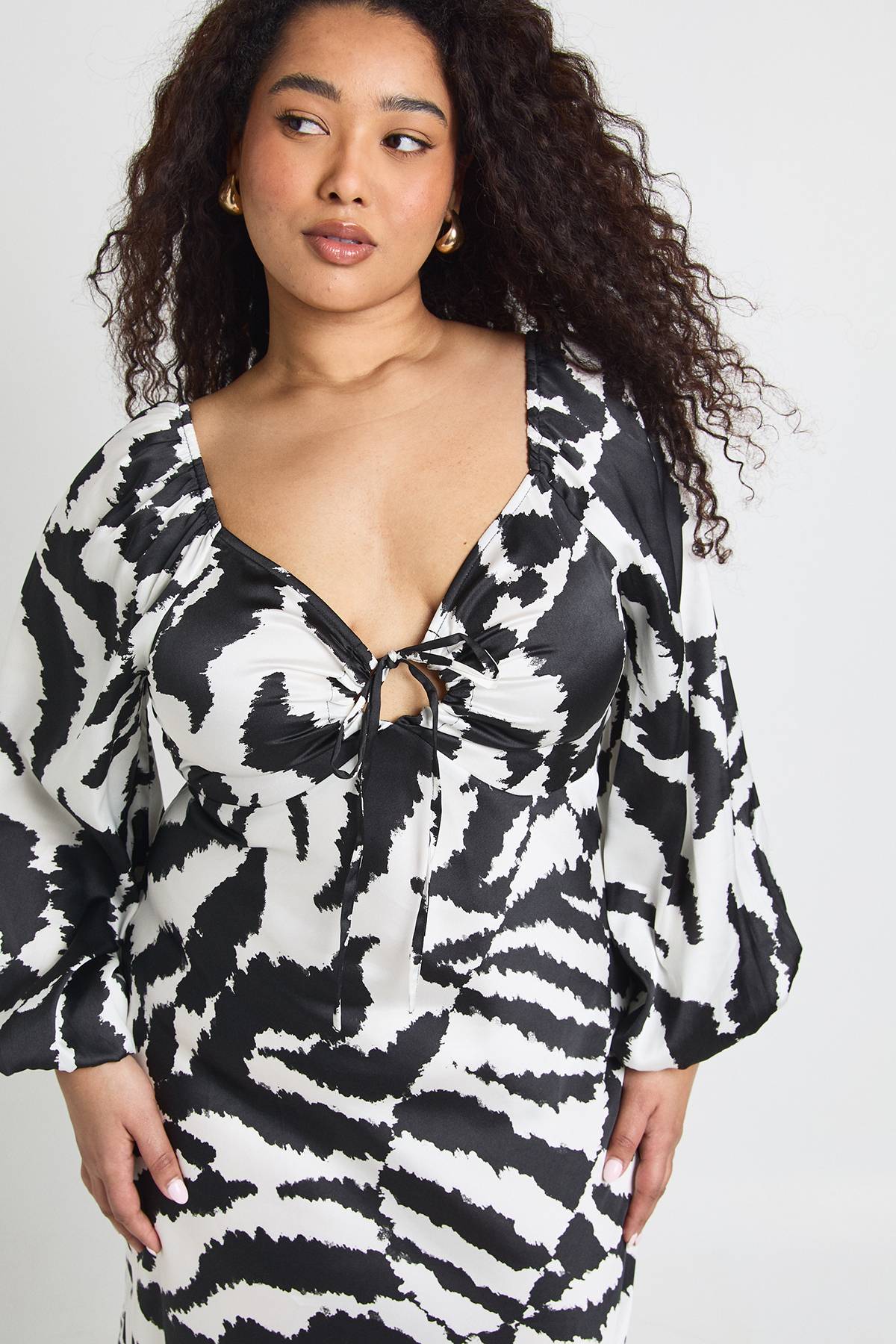 boohoo Robe Midaxi Satinée à Manches Volumineuses Imprimé Animalier Mixte Grande Taille
