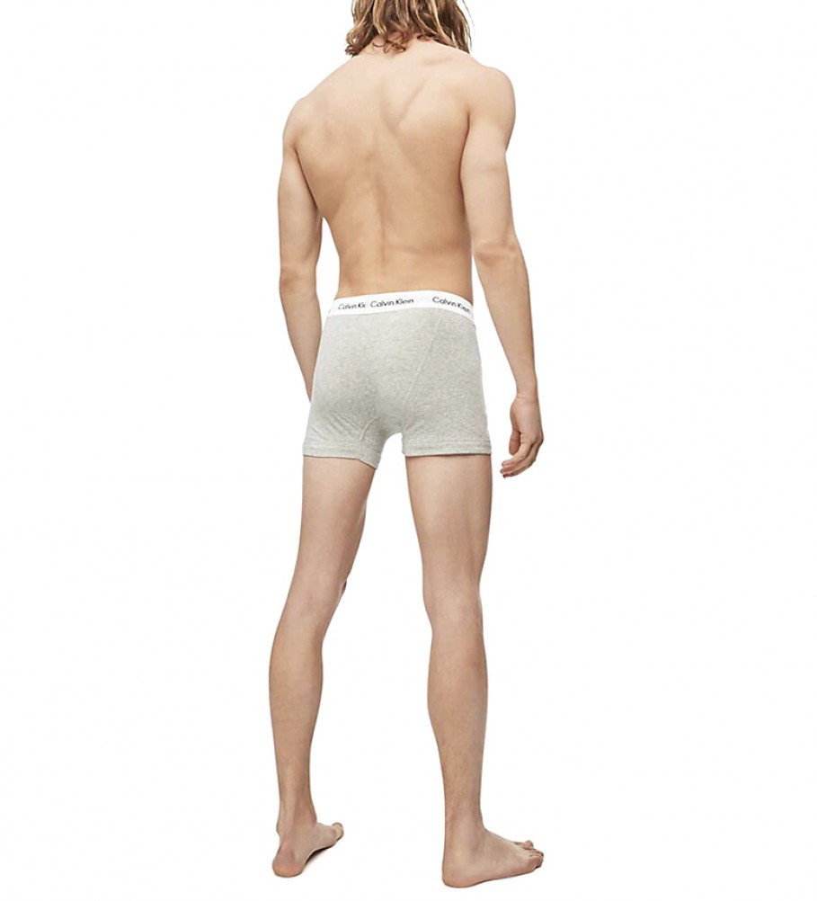 Conjunto de 3 cuecas boxer Calvin Klein de cintura baixa em algodão stretch nas cores cinza, branca e preta.