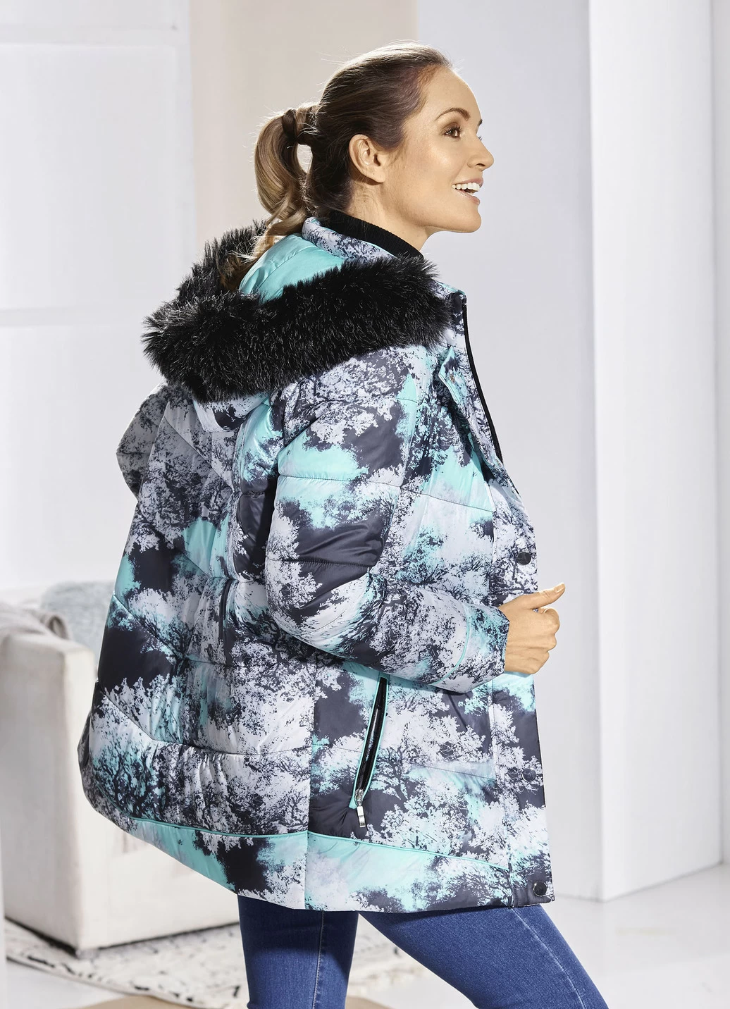 Jacke mit abnehmbarer Kapuze