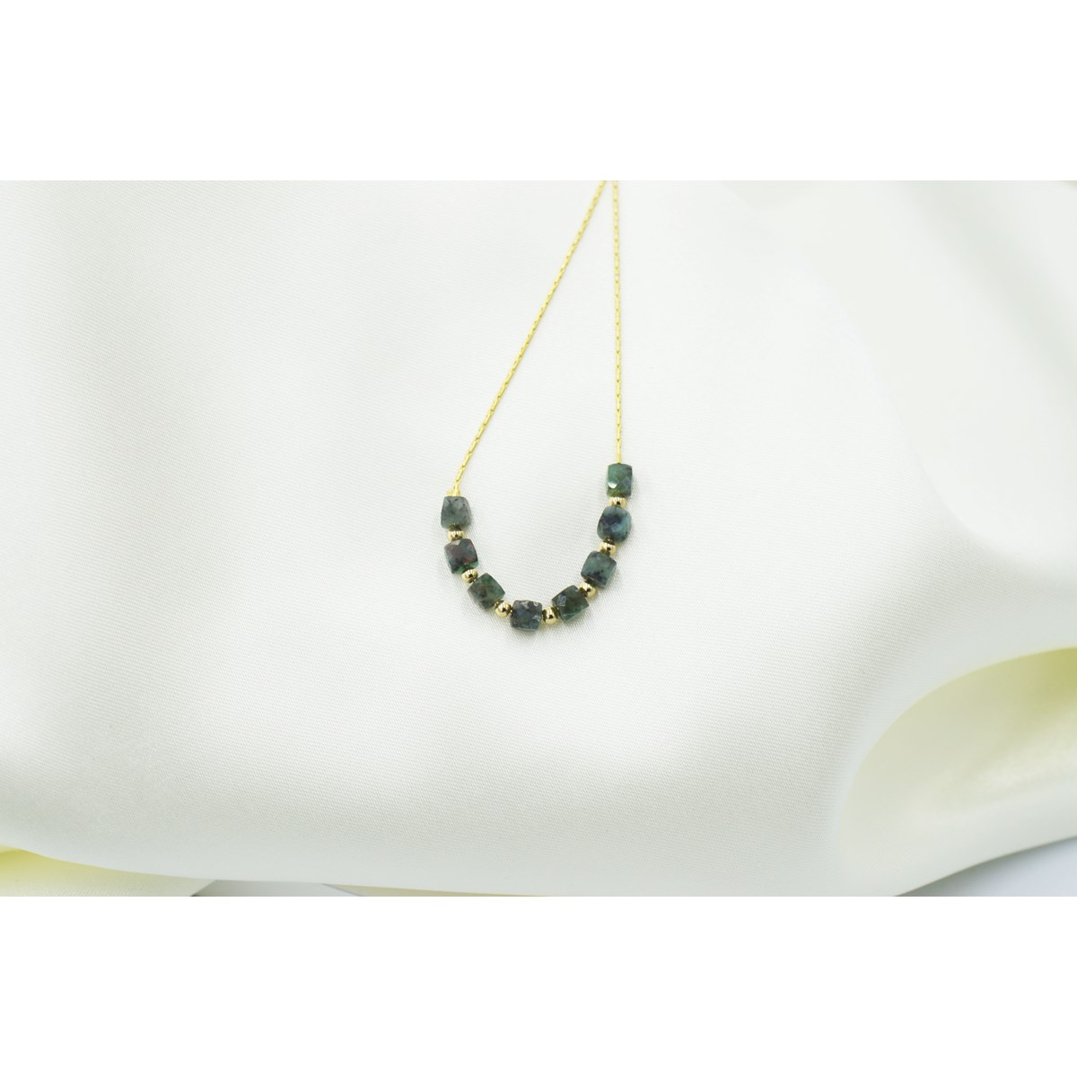 Collier orné de perles de Jadéite