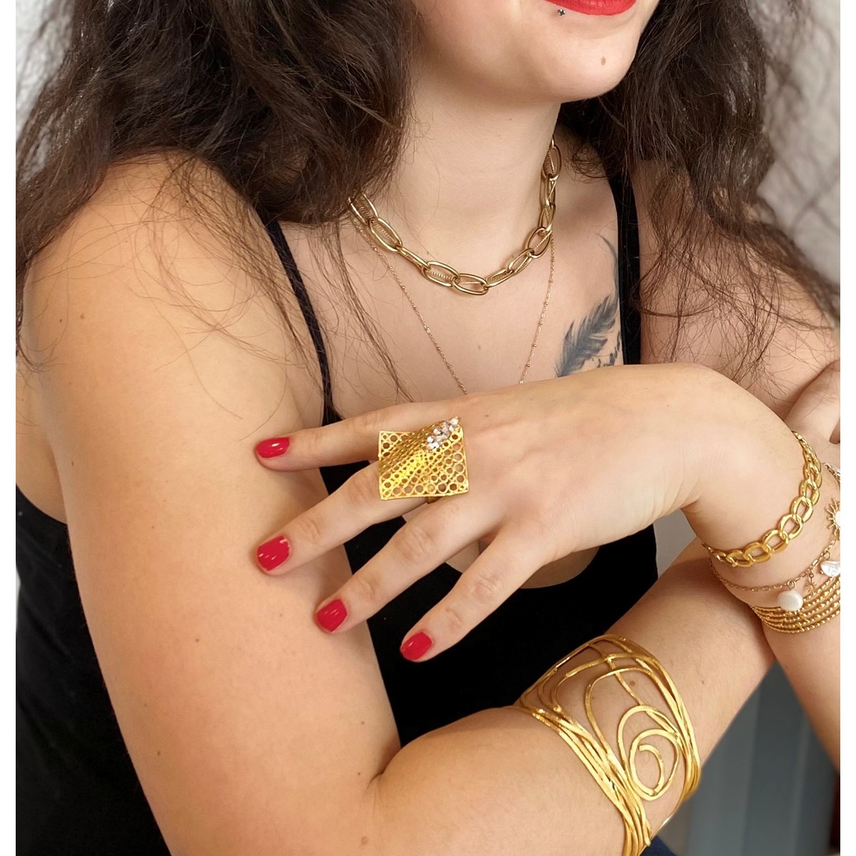 Bague ajustable en plaqué or rose avec métal géométrique, perles et cristaux - Bijou de créateur