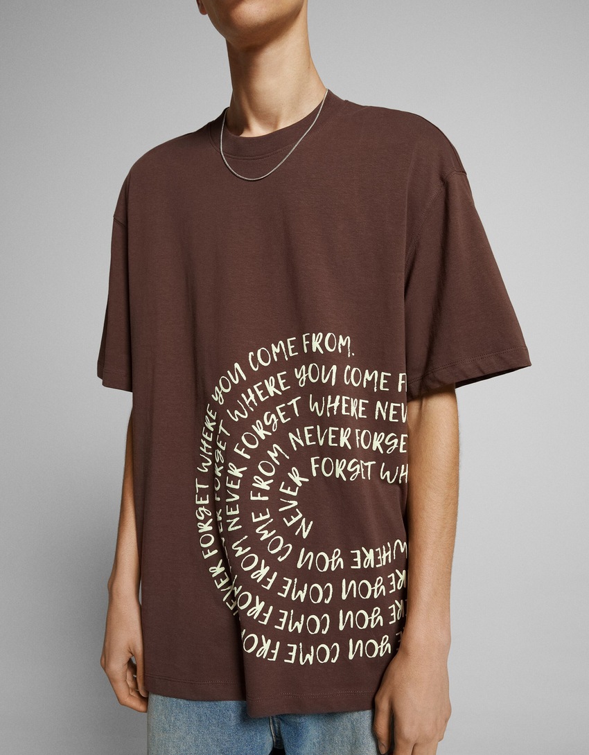 Camiseta de manga curta com estampa e modelagem quadrada