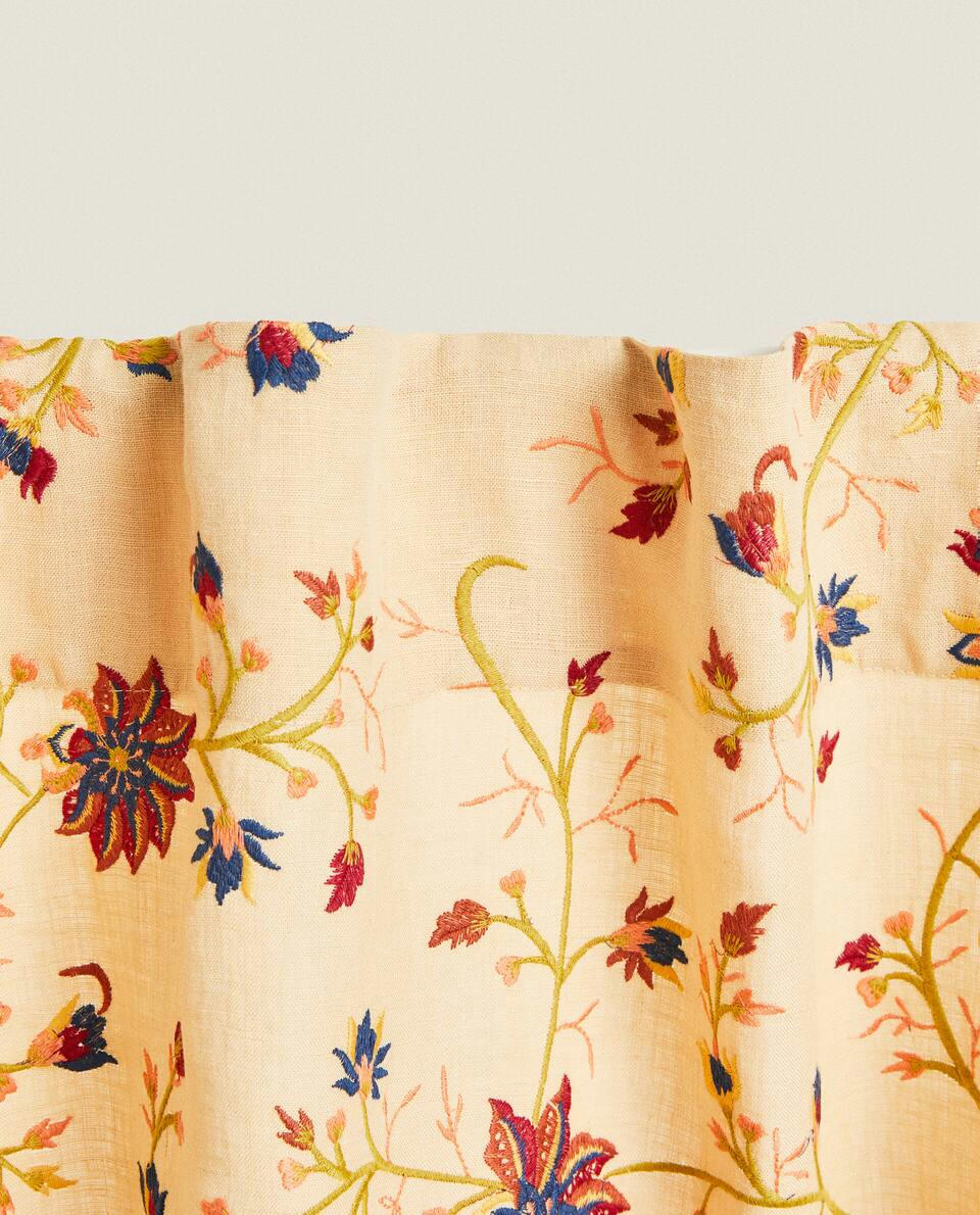CORTINA COM BORDADO FLORAL