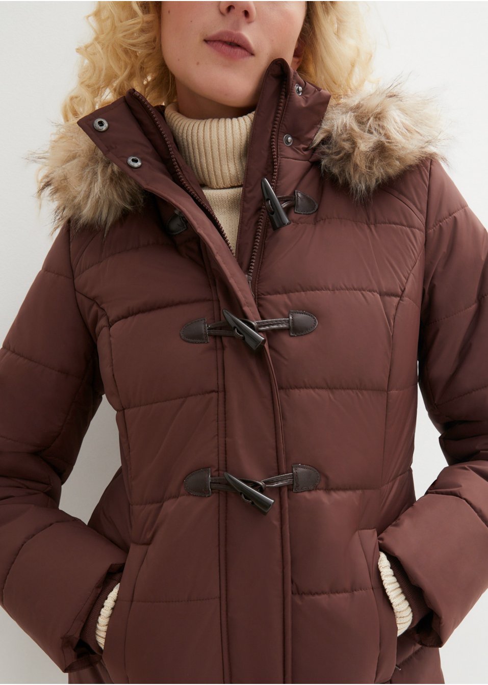 Veste à capuche avec boutons brandebourg