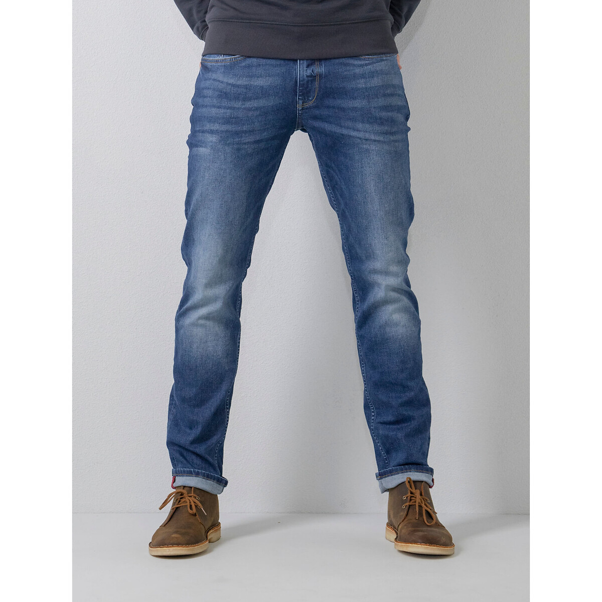 INDÚSTRIAS PETROLÍFERAS<br>Calças jeans afuniladas Russel