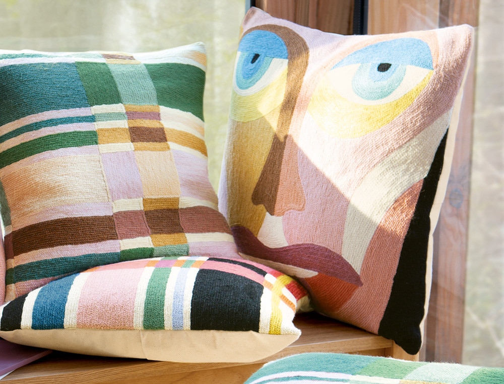 Coussin brodé visage de face-Expression libre
