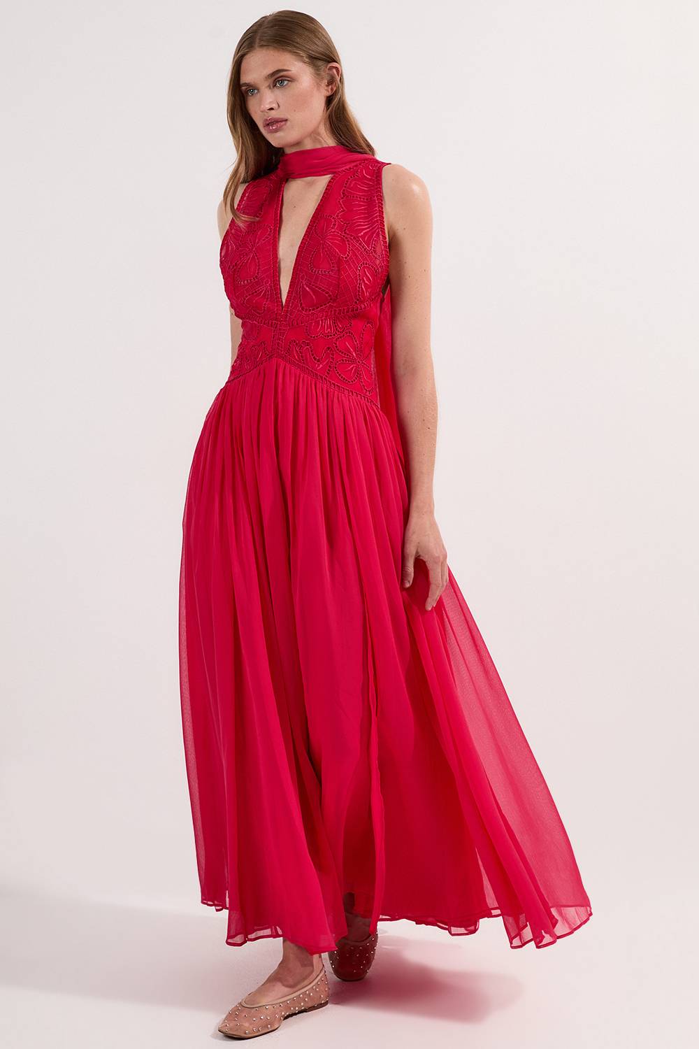 KarenMillen Robe Midi de Bal en Tissu Froissé à Col V Profond avec Appliqués Brodés