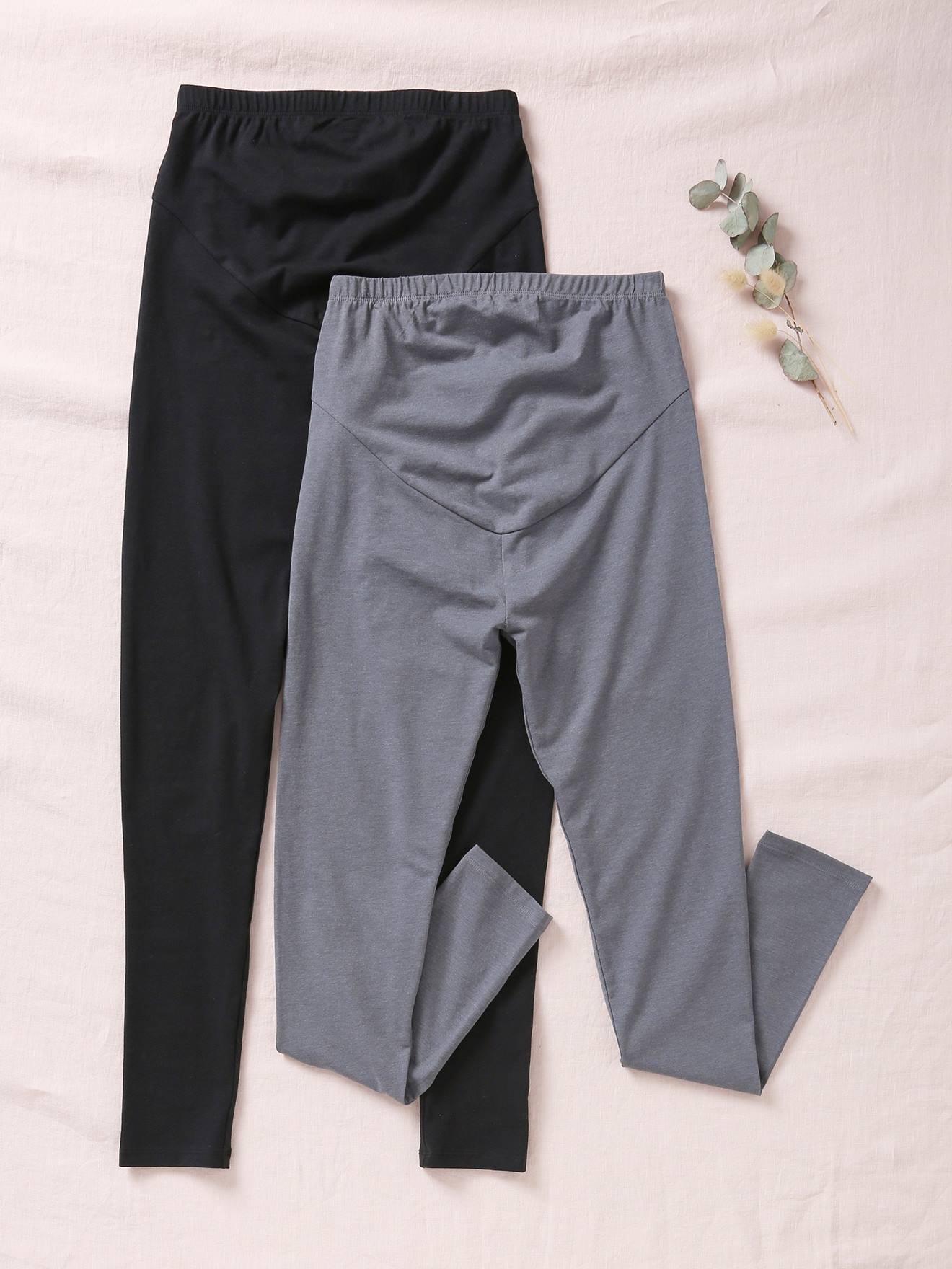 Conjunto de 2 leggings de maternidade lisas em malha elástica preta.