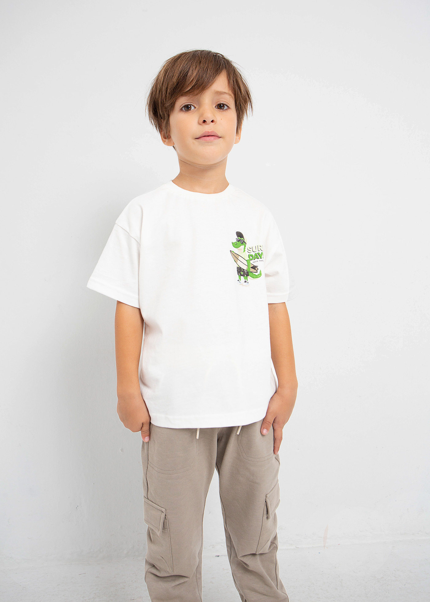 Camiseta infantil masculina em algodão sustentável com estampa.