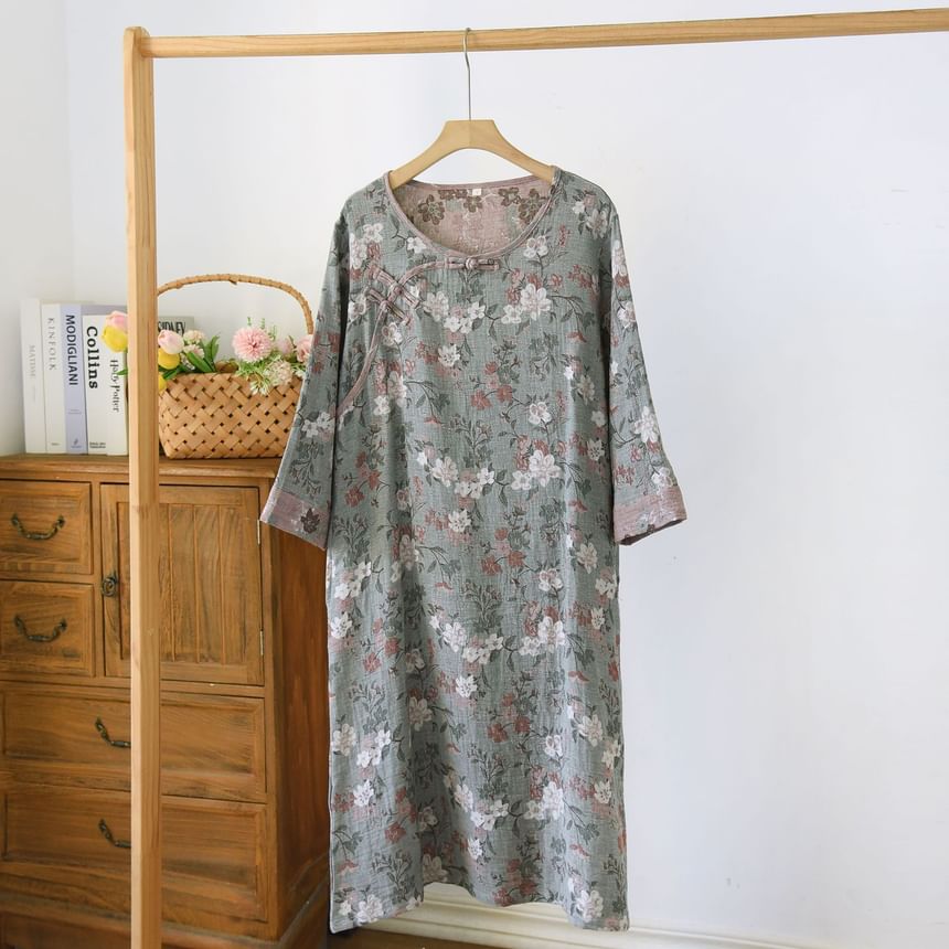 Somnus - Pyjamajurk met lange mouwen, ronde hals, bloemenprint en kikkersluiting