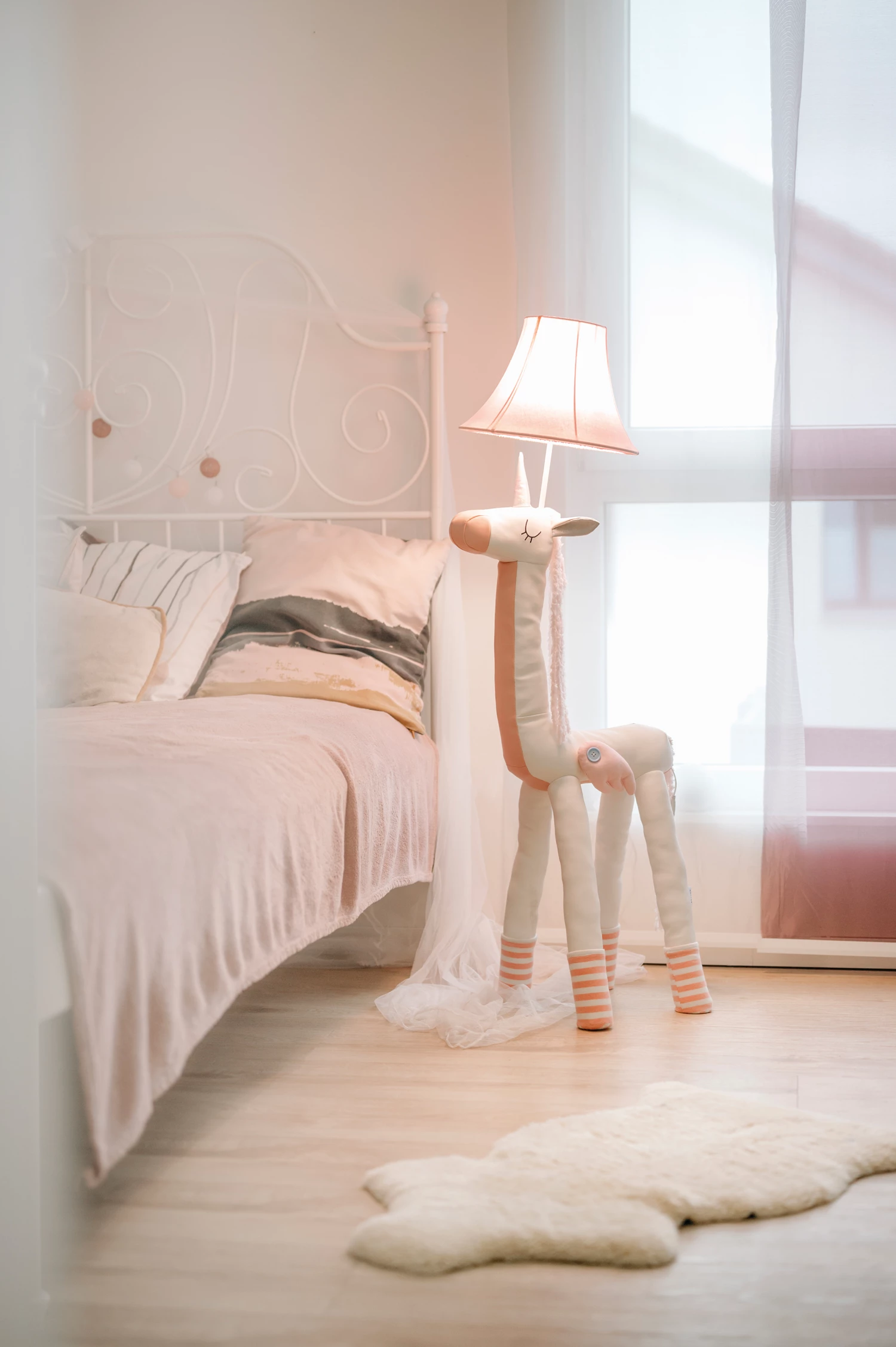 Design Stehleuchte LED Lampe Kinderzimmer Stofftier Deko Beleuchtung (HL10002) - Bonita das Einhorn