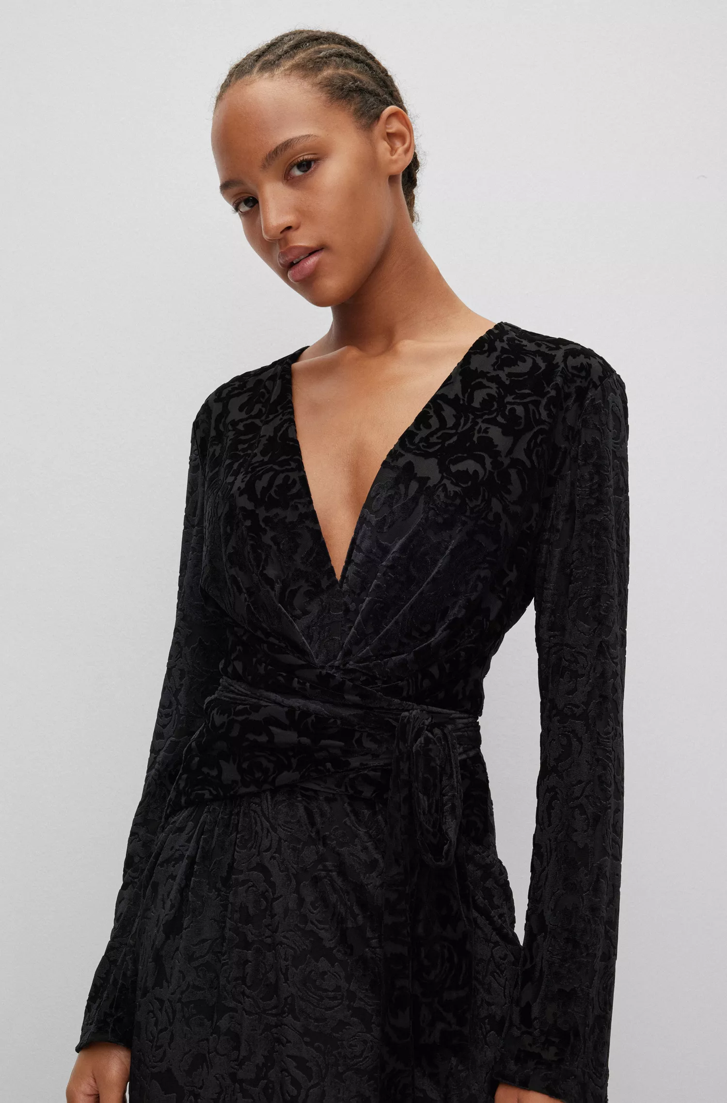 Vestido HUGO vermelho de mangas compridas com estampa de rosas