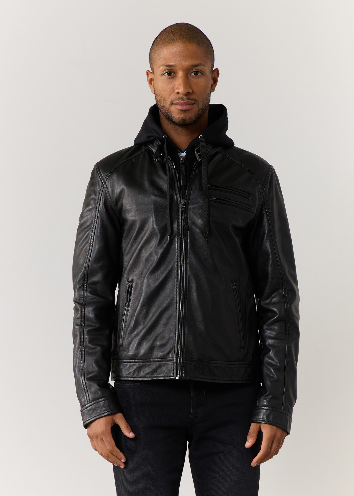 Blouson en cuir uni noir à capuche amovible