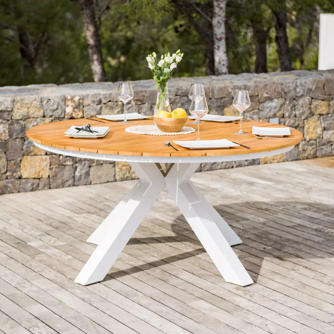 Table de jardin ronde en aluminium et bois teck 8 places (D140 cm) Bali Blanc