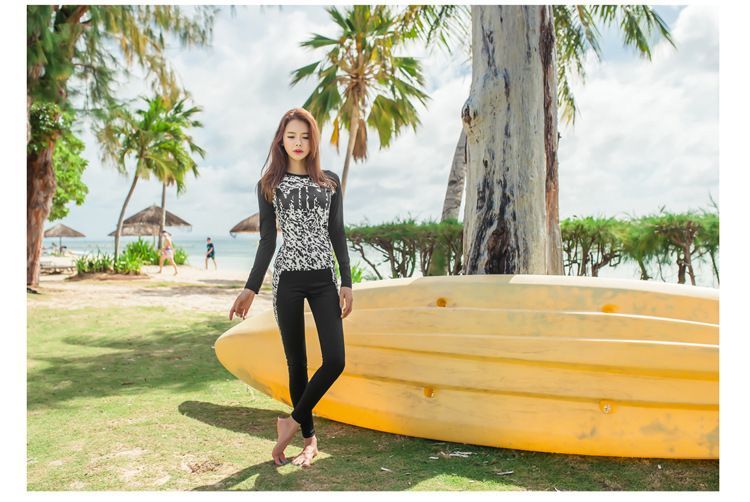 MALILA - Set: Rashguard met lange mouwen en letters + zwembroek