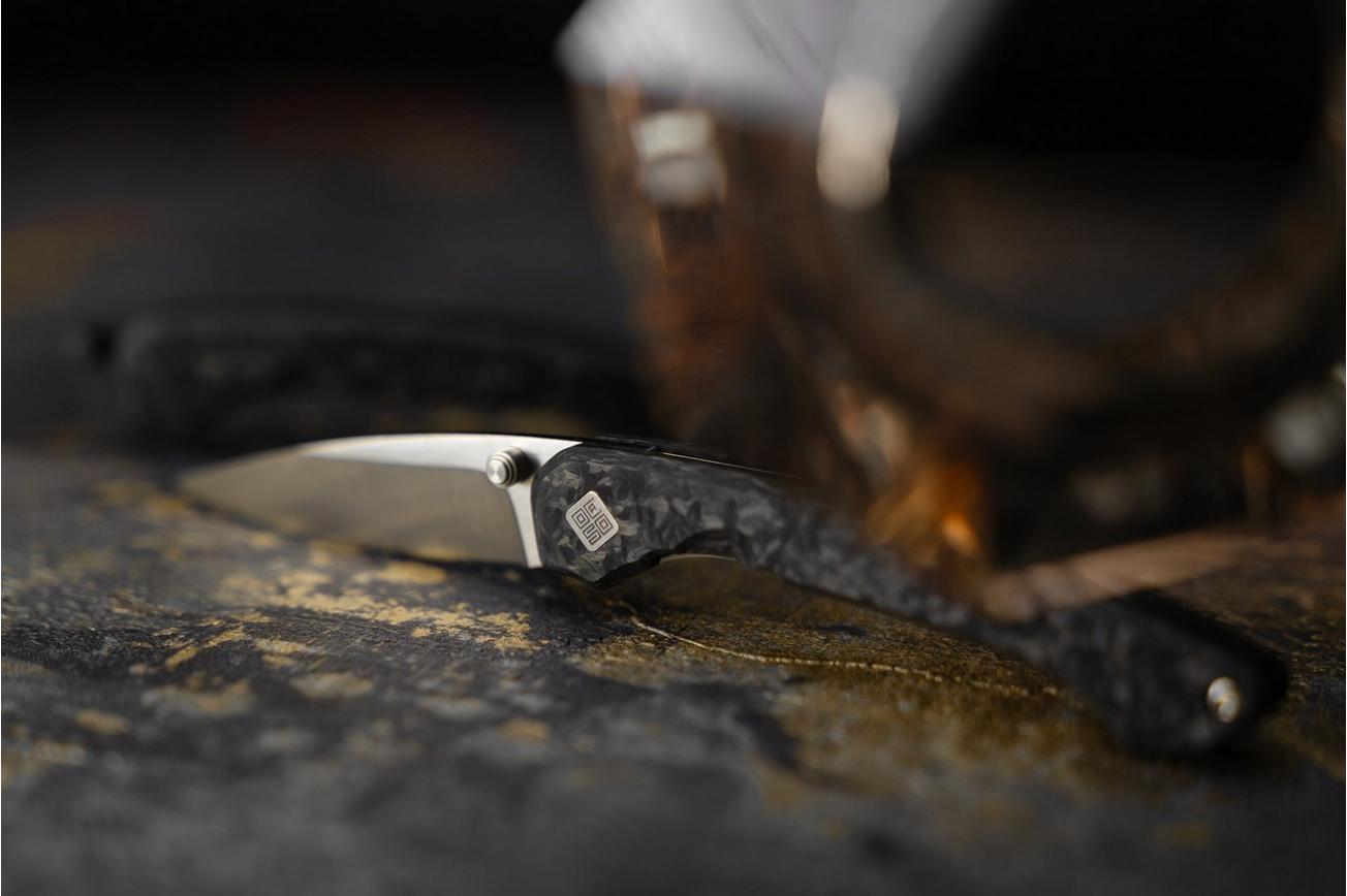 Ocaso Seaton Mini 42CMS, Carbon Fiber Satin, zakmes