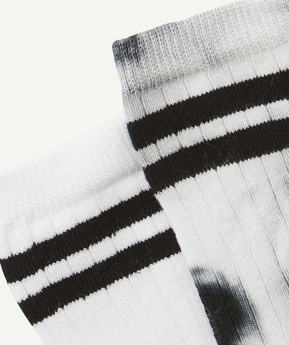 LE LOT DE 2 PAIRES DE CHAUSSETTES BLANCHES ET NOIRES