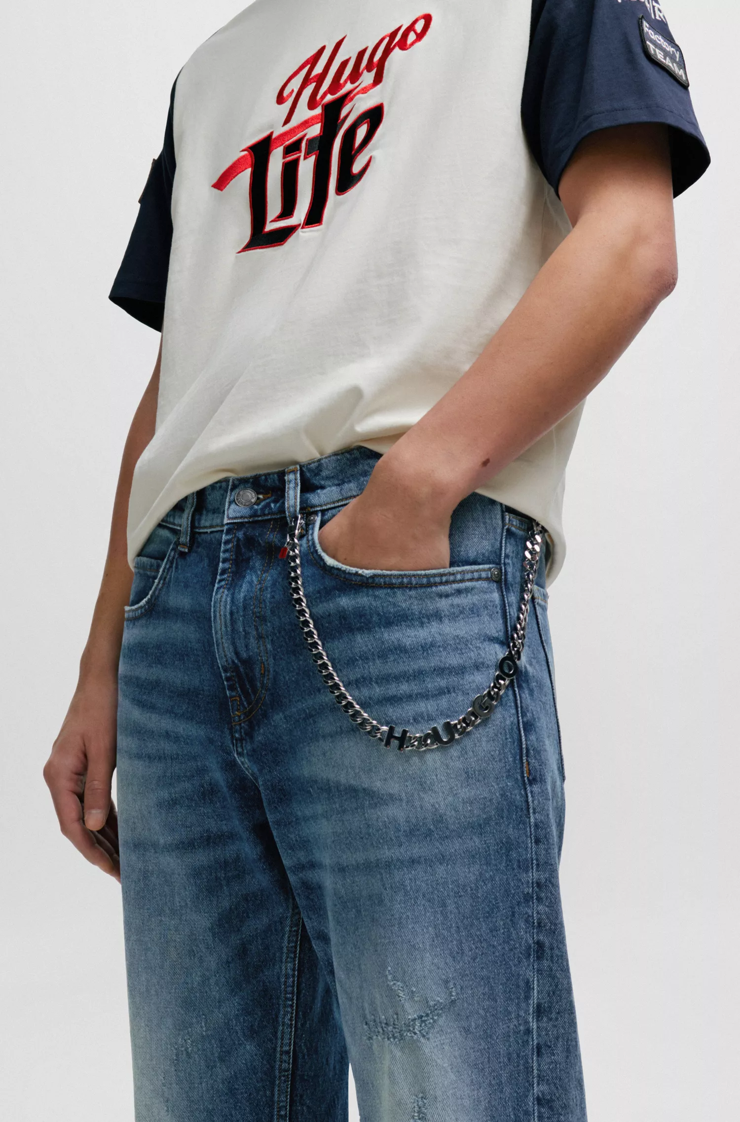 Calça jeans HUGO vermelha, modelagem folgada, em denim confortável com elasticidade e lavagem vintage.