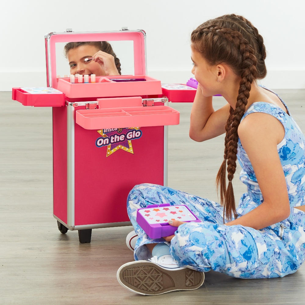 Schimmer und Glitzer – InstaGlam auf dem Glo Make-up-Trolley