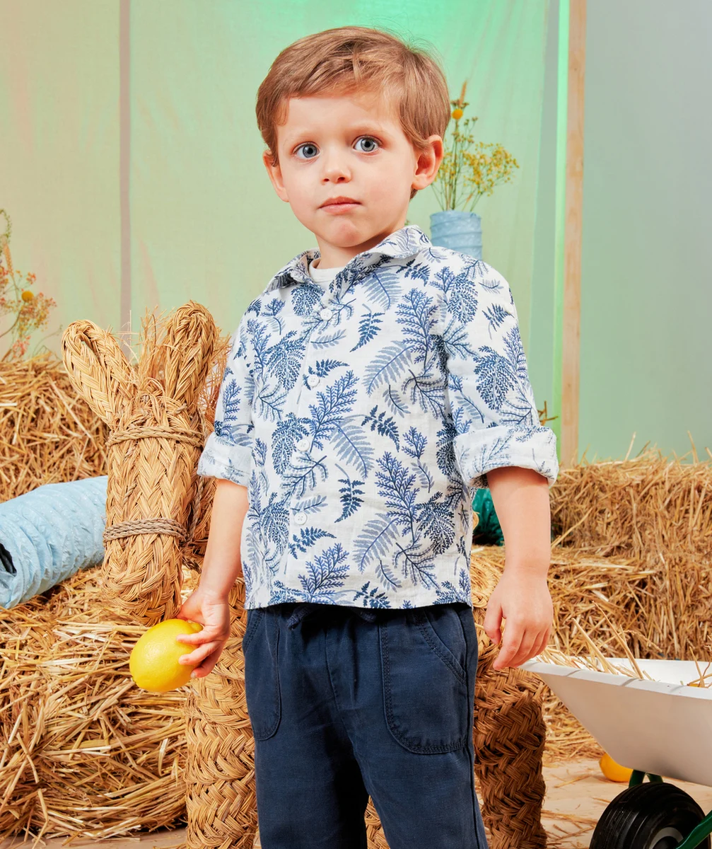 CHEMISE BÉBÉ GARÇON EN LIN BLANC ET IMPRIMÉ FEUILLES BLEUES