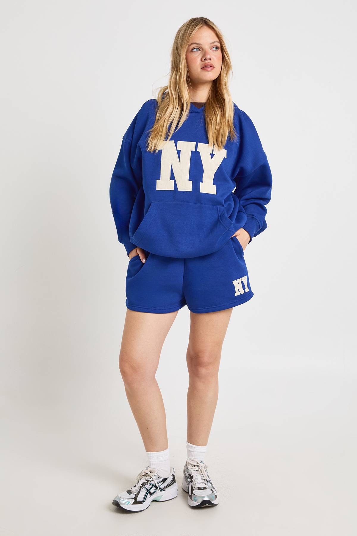 boohoo Ensemble De Survêtement Court À Casynthétiqueche Avec Appliqué Ny Petite