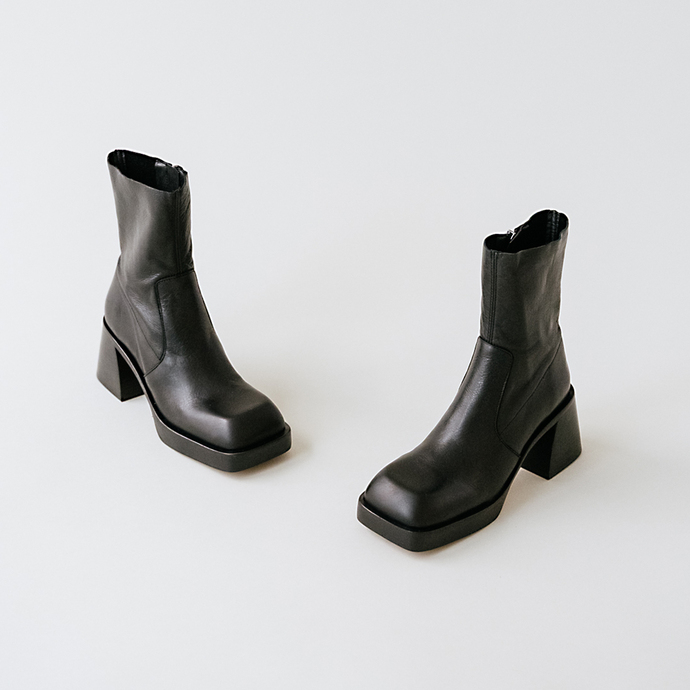 Boots à bouts carrés et talons épais  en cuir noir