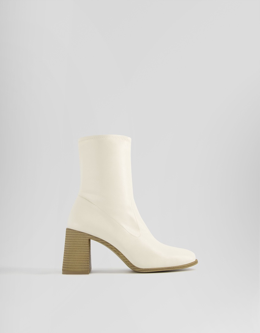 Botas de cano curto com salto bloco ajustado